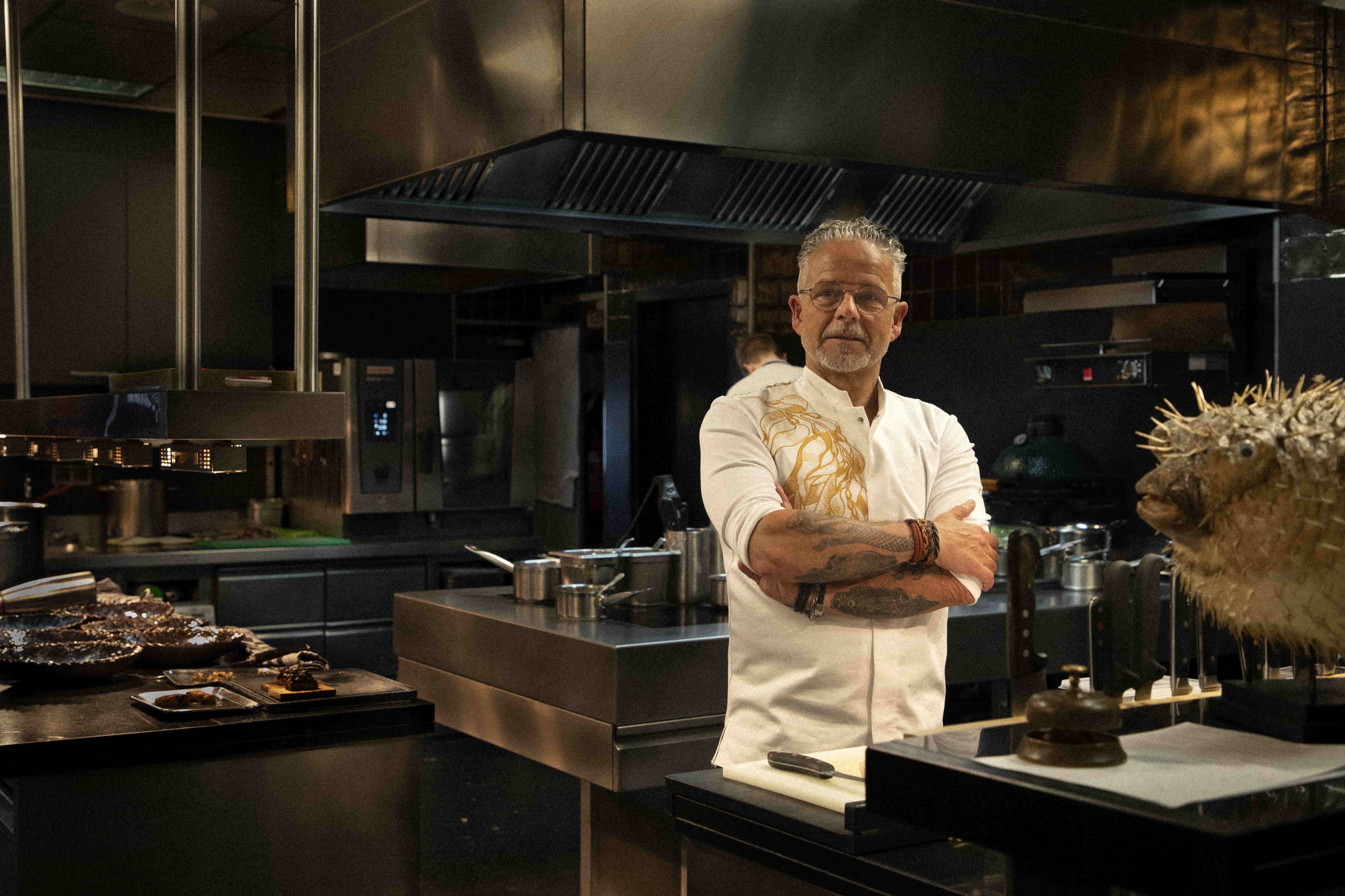 Chef in een witte Cheffix koksbuis in een professionele keuken