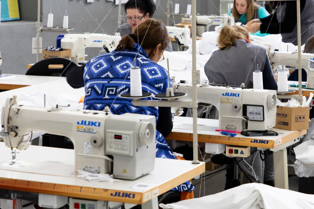 In de fabriek wordt kokskleding gemaakt